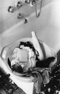 Una, nessuna, centomila. Gli oggetti della pulizia. Milano - Stanza da bagno, interno - Vasca con bucato - Detersivo, sapone - Pulizie