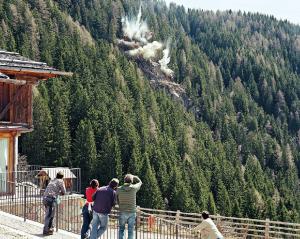 KA-BOOM. L'esplosione del paesaggio. Renon - Montagna - Demolizione controllata con esplosivo di massi, frana: esplosione - Persone - Abitazione