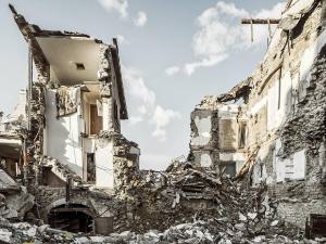 Terremoto. Amatrice (RI) - Terremoto Centro Italia - Macerie, rovine - Edifici distrutti: abitazioni - Casa sventrata