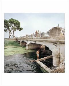 Strada 106. Taranto - Strada statale 106 Jonica - Fiume Tara - Ponte - Ragazzi in costume da bagno: tuffi