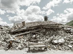 Terremoto. Arquata del Tronto (AP) - Terremoto Centro Italia - Macerie, rovine - Edifici distrutti: abitazioni - Panchina