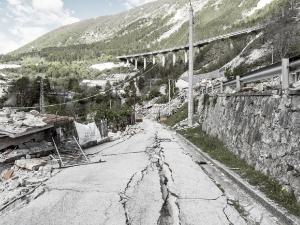 Terremoto. Arquata del Tronto (AP): frazione Pescara del Tronto - Terremoto Centro Italia - Macerie, rovine - Edifici e strade distrutte - Strada dissestata