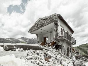 Terremoto. Arquata del Tronto (AP) - Terremoto Centro Italia - Macerie, rovine - Edifici distrutti: abitazione sventrata