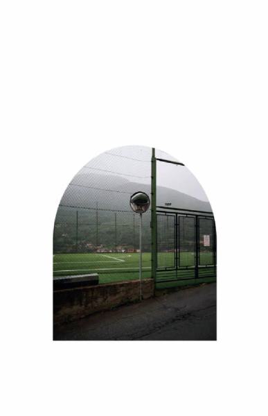 Tra cielo e terra. Cedegolo, via Muralto - Veduta dall'edicola dedicata alla Madonna: campo sportivo, rete e cancello d'entrata, palo con specchio per incroci