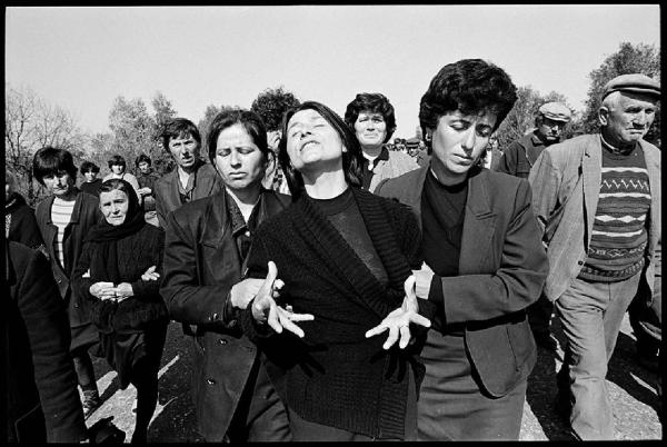 Balcani. Albania - Funerale di una vittima delle proteste di piazza contro le speculazioni finanziarie (1997) - Donne - Gestualità