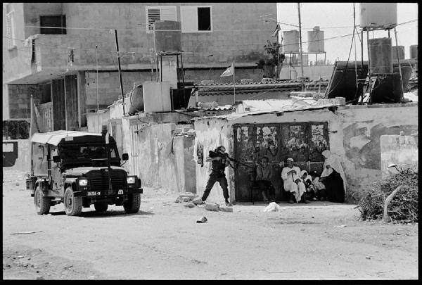 Territori occupati palestinesi. Palestina, Striscia di Gaza - Veduta urbana - Militare israeliano in ricognizione con mitra - Jeep militare
