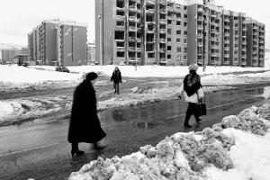 Balcani. Assedio di Sarajevo 1992-1996 - Sarajevo - Palazzi di periferia bombardati - Neve - Passanti