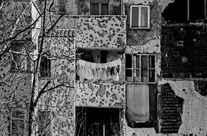 Balcani. Guerra dei Balcani - Mostar - Edifici bombardati - Facciate - Muri con fori di proiettili - Panni stesi sul balcone