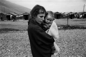 Balcani. Guerra dei Balcani - Albania - Campo profughi - Profughi kosovari - Ritratto di coppia: bambina con neonato in braccio