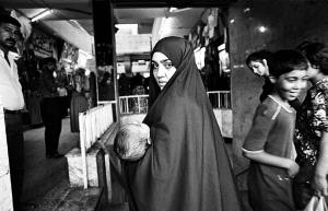 Baghdad. Iraq, Baghdad - Mercato - Ritratto femminile: donna con neonato in braccio - Velo islamico Hijab