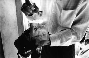 Baghdad. Caduta del regime di Saddam Hussein - Iraq, Baghdad - Uomo mostra il documento d'identità di un parente scomparso