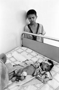 Baghdad. Iraq, Baghdad - Ospedale Saddam Children - Stanza, interno - Ritratto infantile: bambini - Denutrizione