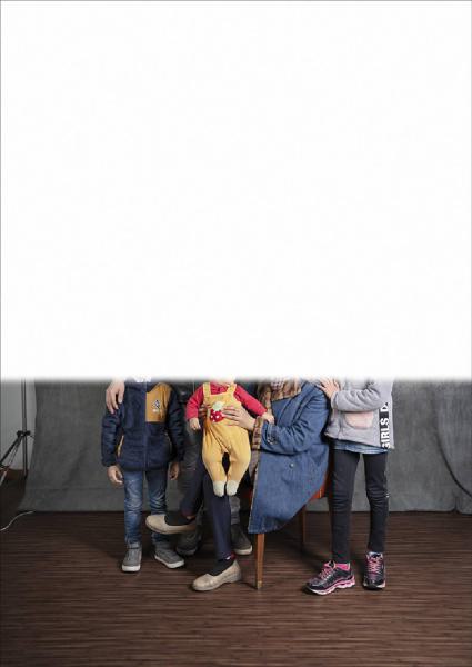 Carte de visite. Studio fotografico: interno - Ritratto di famiglia a figura intera: donna seduta con bambini, figura adulta maschile (?) - Volti non visibili per privacy