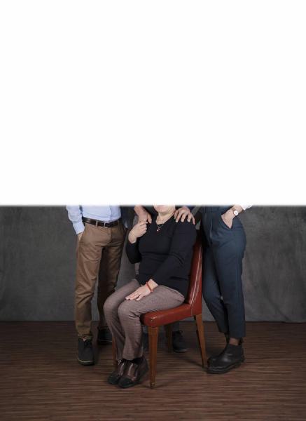 Carte de visite. Studio fotografico: interno - Ritratto di famiglia a figura intera: donna seduta con ragazzo, ragazza, uomo - Volti parzialmente visibili per privacy