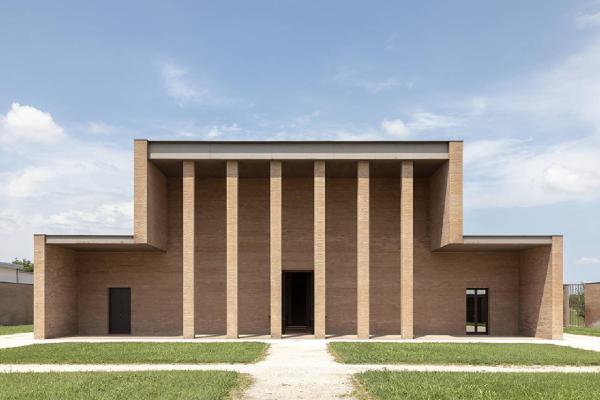Atlante. Parma - Tempio di Cremazione (architetti Paolo Zermani, Eugenio Tessoni, 2006-2009) - Esterno edificio: facciata - Cortile d'ingresso - Prato