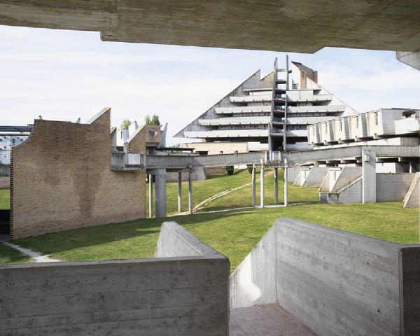 Atlante. Jesi - Ampliamento Cimitero comunale (architetti Leonardo Ricci, Franco Luminari, Silvano Rossini, 1984-2001) - Tombe - Giardino