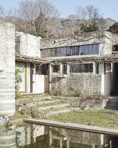 Atlante. Bardolino - Casa Ottolenghi (architetto Carlo Scarpa, 1974-1979) - Giardino con edera - Stagno - Colline