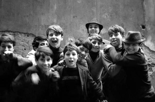 Altrove (1967-1980). Torino, quartiere Falchera - Periferia - Ritratto di gruppo: bambini - Immigrazione dal sud Italia