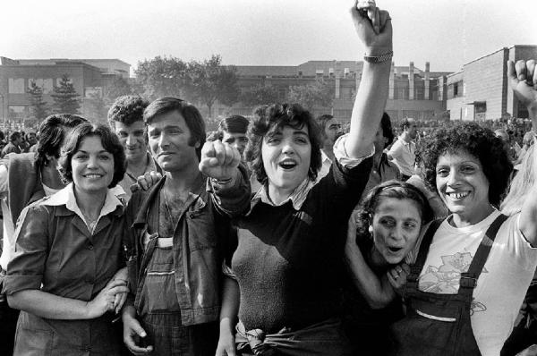 Altrove (1967-1980). Torino - Fiat Mirafiori - Manifestazione durante la vertenza dei 35 giorni - Ritratto di gruppo: giovani donne e uomini operai Fiat con tuta da lavoro