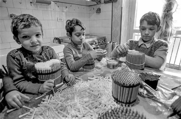 Altrove (1967-1980). Torino, quartiere Falchera - Abitazione, interno: cucina - Ritratto di gruppo: bambini che montano penne biro - Lavoro minorile - Immigrazione dal sud Italia