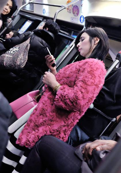 Sharing. Nizza - Mezzi pubblici, tram, interno - Ritratto: giovane donna - Telefono, smartphone