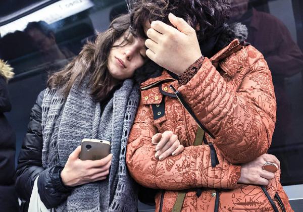 Sharing. Torino - Mezzi pubblici, metropolitana, interno - Ritratto: giovani donne - Telefono, smartphone