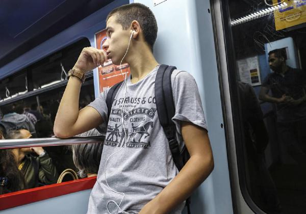 Sharing. Lisbona - Mezzi pubblici, metropolitana, interno - Ritratto: ragazzo - Telefono, smartphone, auricolari