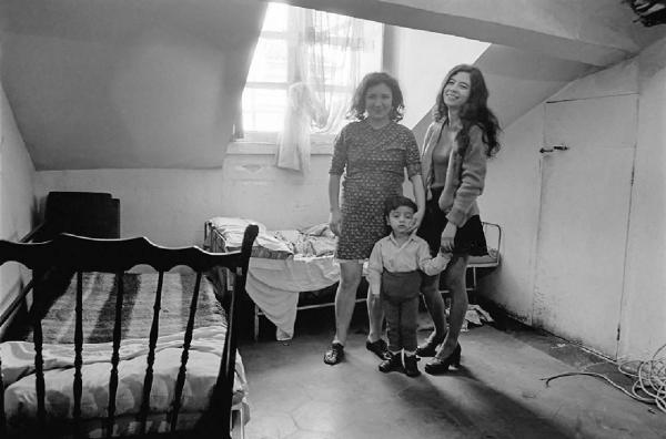 Altrove (1967-1980). Torino, Porte Palatine - Abitazione, interno: soffitta - Ritratto di famiglia: due donne e un bambino - Letti - Degrado - Immigrazione dal sud Italia