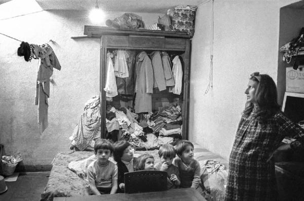 Altrove (1967-1980). Torino, centro storico - Abitazione, interno: soffitta - Ritratto di famiglia: signora Palladino incinta e cinque figli - Guardaroba - Degrado - Immigrazione dal sud Italia