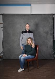 Carte de visite. Studio fotografico: interno - Ritratto di coppia a figura intera: donna seduta con uomo