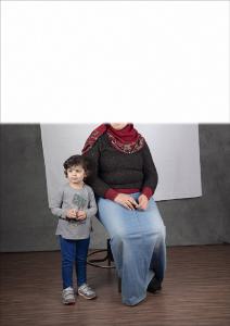 Carte de visite. Studio fotografico: interno - Ritratto di coppia a figura intera: donna seduta con bambino/ bambina - Volto parzialmente visibile per privacy