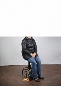 Carte de visite. Studio fotografico: interno - Ritratto femminile a figura intera: donna seduta - Volto parzialmente visibile per privacy
