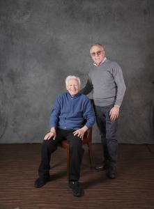 Carte de visite. Studio fotografico: interno - Ritratto di coppia a figura intera: anziano seduto con uomo, padre e figlio (?) - Volti parzialmente visibili per privacy