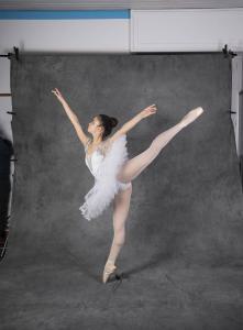 Carte de visite. Studio fotografico: interno - Ritratto infantile a figura intera: bambina, ballerina - Danza classica