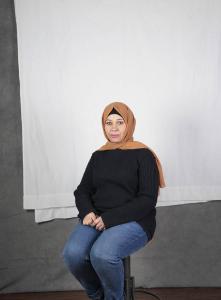 Carte de visite. Studio fotografico: interno - Ritratto femminile a figura intera: donna con velo seduta