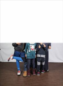 Carte de visite. Studio fotografico: interno - Ritratto di famiglia a figura intera: bambini, ragazzo (?), donna (?), uomo (?) - Volti parzialmente visibili per privacy