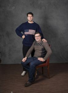 Carte de visite. Studio fotografico: interno - Ritratto di coppia a figura intera: uomo seduto con giovane uomo, padre e figlio (?)