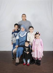 Carte de visite. Studio fotografico: interno - Ritratto di famiglia a figura intera: donna con velo seduta, bambine, bambino, uomo