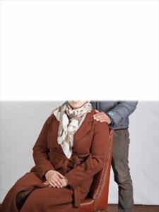 Carte de visite. Studio fotografico: interno - Ritratto di coppia a figura intera: uomo con donna seduta - Volti parzialmente visibili per privacy