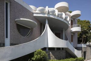 Atlante. Bergeggi - Casa Gianoglio (architetto Mario Galvagni, 1958) - Dettaglio facciata: ingresso, terrazzi