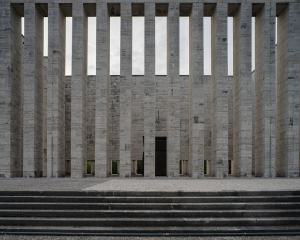 Atlante. Medea - Ara Pacis Mundi (architetto Mario Bacciocchi, 1950 - 1951) - Dettaglio facciata: colonne - Scalinata