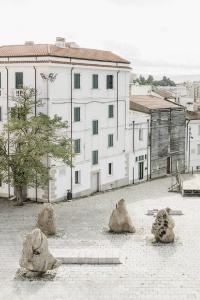 Atlante. Nuoro - Piazza Sebastiano Satta (architetto Costantino Nivola, 1965-1966) - Veduta dall'alto sulla piazza con sculture