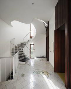 Atlante. Santa Marinella - Villa La Saracena (architetto Luigi Moretti, 1954-1957) - Dettaglio interno: pavimento con decorazioni, scala