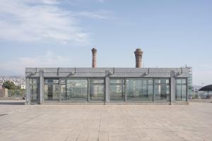 Atlante. Catania - Centro fieristico Le Ciminiere (architetto Giacomo Leone, 1990-1993) - Esterno edificio: facciata, vetrate - Ciminiere