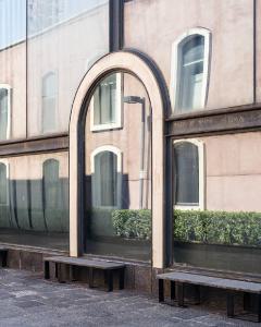 Atlante. Catania - Centro fieristico Le Ciminiere (architetto Giacomo Leone, 1990-1993) - Dettaglio esterno: arco - Riflesso
