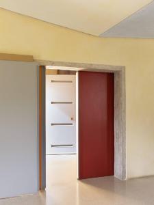 Atlante. Otranto - Casa Miggiano (architetto Umberto Riva, 1990-1996) - Dettaglio interno: ingresso - Porta rossa