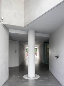 Atlante. Matera - Piazza Mulino (architetti Carlo Aymonino, Raffaele Panella, Piergiorgio Corazza, 1988-1991) - Dettaglio galleria - Colonna