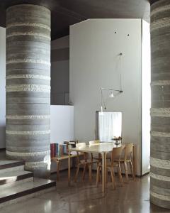 Atlante. Bardolino - Casa Ottolenghi (architetto Carlo Scarpa, 1974-1979) - Interno edificio, arredamento - Soggiorno: tavolo con sedie
