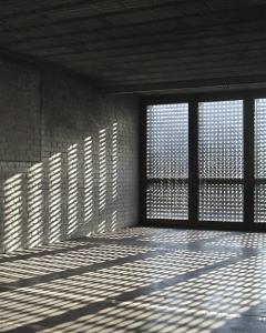 Atlante. Trevignano - Casa Scarpa (architetti Afra Bianchin, Tobia Scarpa, 1968-1969) - Dettaglio interno: stanza - Finestra - Ombre