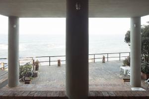 Atlante. Cefalù - Casa Salem (architetti Pasquale Culotta, Giuseppe Leone, 1972-1973) - Dettaglio esterno: terrazza vista mare - Colonna